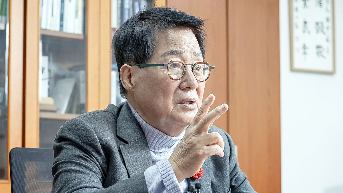 Rep. Park Jie-won of the Democratic Party speaks during an interview with the JoongAng Ilbo at the National Assembly in western Seoul on Dec. 9, 2025. [KIM SEONG-RYONG] 