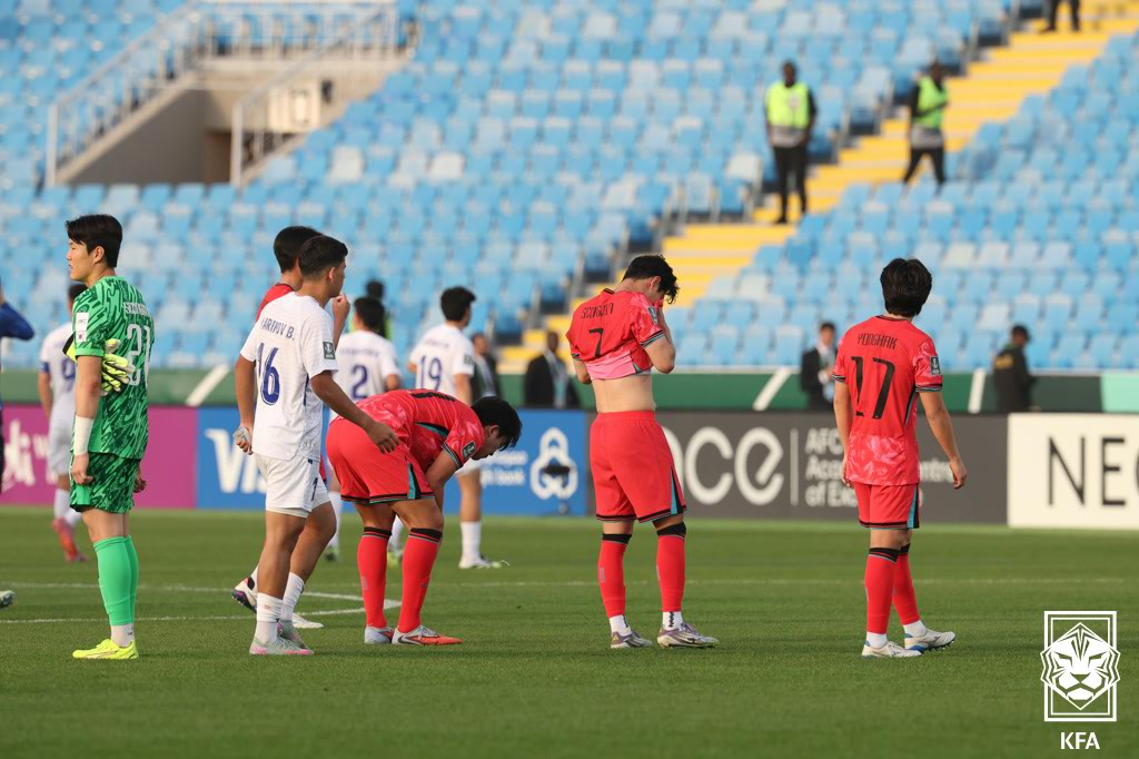 Korean players in red uniform react to their 2-0 loss to Uzbekistan in the teams' Group C match at the Asian Football Confederation U-23 Asian Cup at Prince Faisal bin Fahd Sports City Stadium in Riyadh on Jan. 13. [KOREA FOOTBALL ASSOCIATION] 