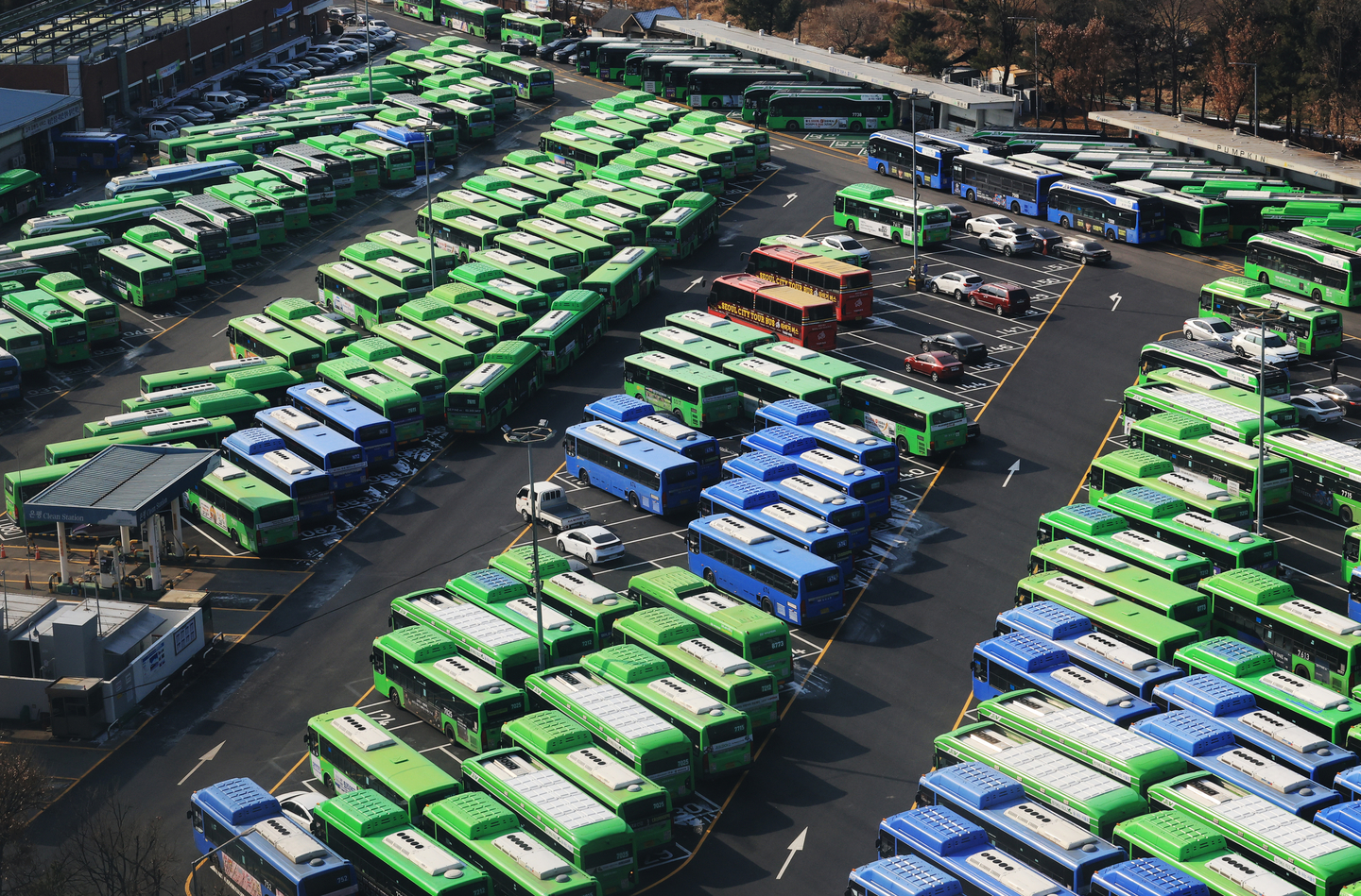City buses sit idle at a depot in Susaek in Eunpyeong District, northern Seoul, on Jan. 14, the second day of the city's bus operators' strike. [YONHAP]