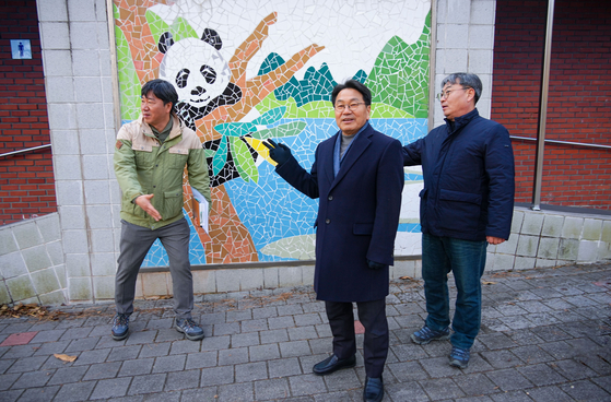 Gwangju Mayor Kang Gi-jung, center, poses for a photo with city officials after inspecting a site for a potential panda facility at the Uchi Park Zoo in Buk District, Gwangju, on Jan. 10. [GWANGJU CITY GOVERNMENT] 