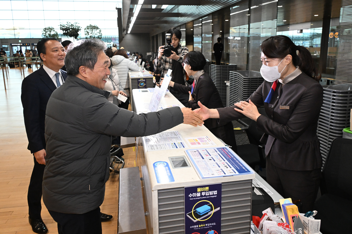 CEO and President of Incheon International Airport Corporation Lee Hag-jae, second from left, shakes hands with an Asiana Airlines staff member during a visit to Incheon International Airport Terminal 2 on Jan. 14. [KIM KYOUNG-ROK]