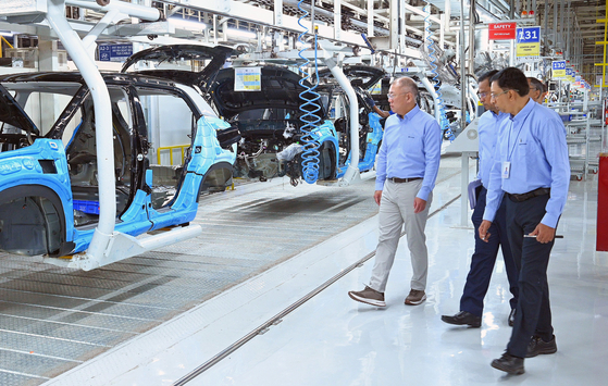 Hyundai Motor Group Executive Chair Euisun Chung, left, inspects Hyundai's Chennai plant in southeastern India on Jan. 12. [HYUNDAI MOTOR] 