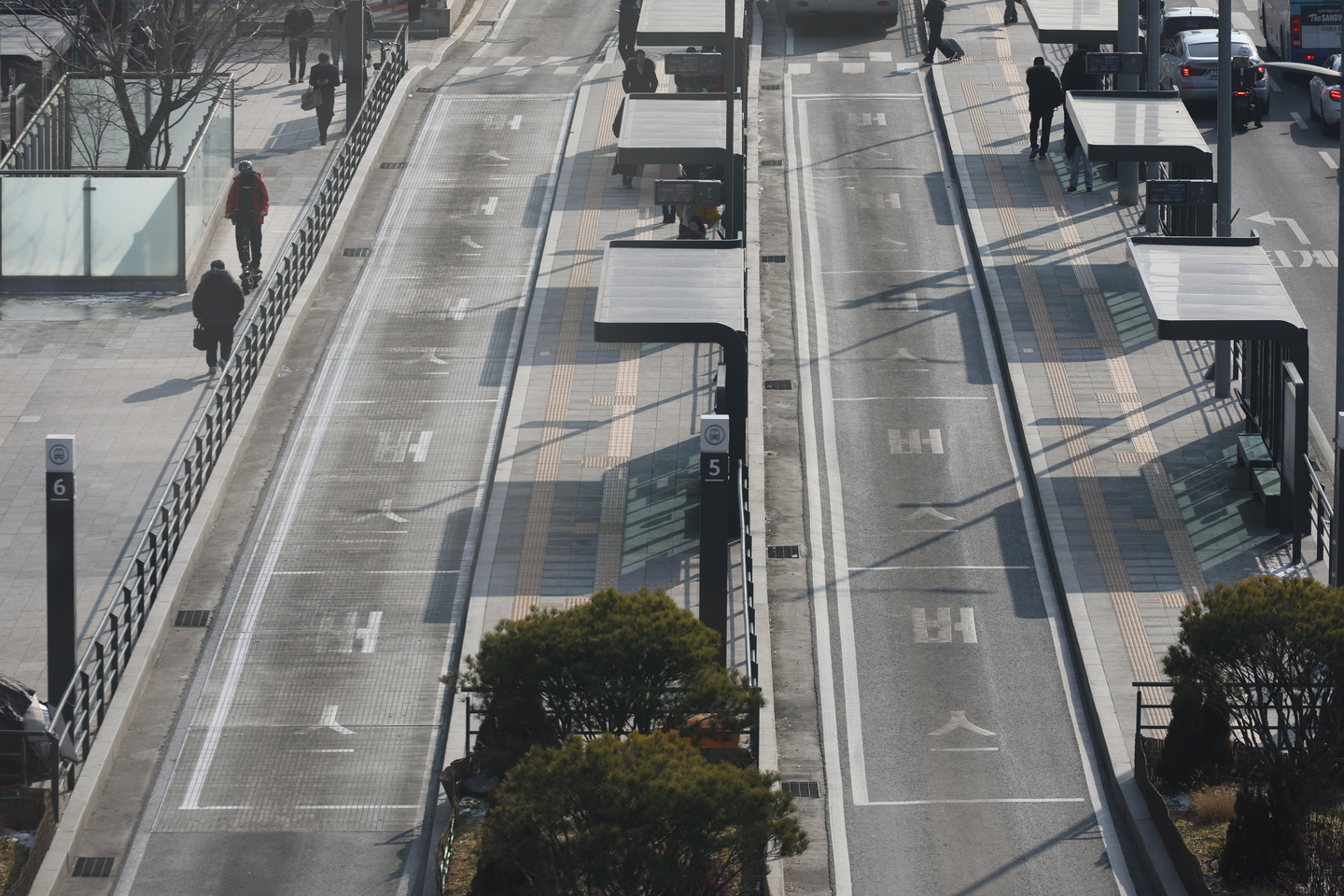 The bus stop at the Seoul Station Bus Transfer Center stands deserted on Jan. 14, the second day of an indefinite, citywide strike by Seoul’s bus drivers. [YONHAP]
