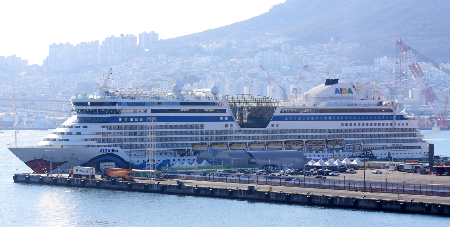 The 69,000-ton AIDAdiva, operated by Germany’s AIDA Cruises, is seen arriving at Busan Port on Jan. 12. [NEWS1]