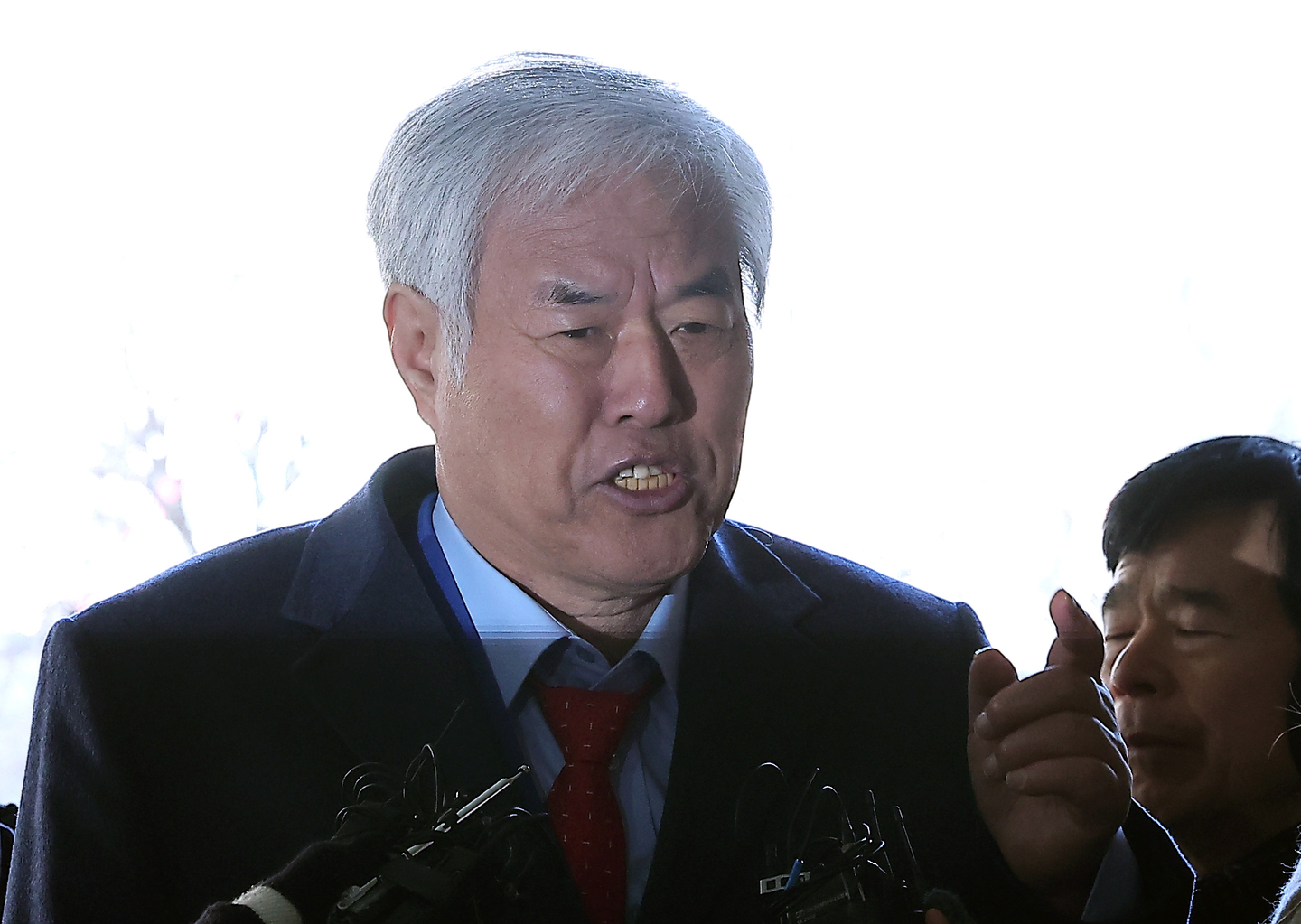 Jeon Kwang-hoon, a conservative activist pastor, answers reporters' questions before attending his arrest warrant hearing at the Seoul Western District Court in the capital on Jan. 13. [NEWS1] 