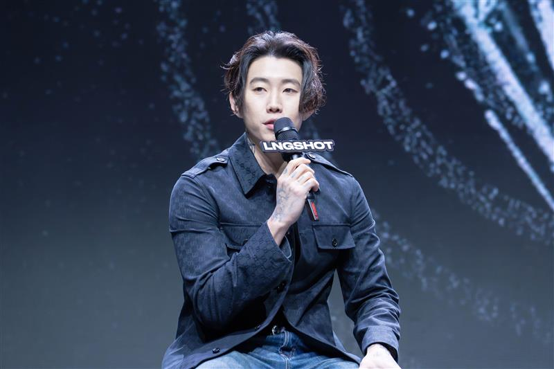 Rapper and producer Jay Park speaks during a debut showcase of LNGSHOT, the first K-pop act launched under his label More Vision, held at Myunghwa Live Hall in western Seoul on Jan. 13. [DANIELA GONZALEZ PEREZ]