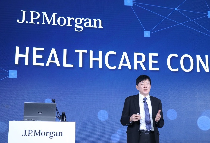 Samsung Biologics CEO John Rim delivers his keynote speech outlining the company's future roadmap at the 44th J.P. Morgan Health Care Conference held at Westin St. Francis Hotel in San Francisco on Jan. 13. [SAMSUNG BIOLOGICS]