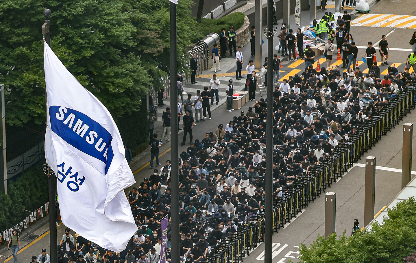 Unionized workers at Samsung Electronics call for negotiations with management in front of the company’s office building in Gangnam District, southern Seoul, on May 24, 2024. [YONHAP]