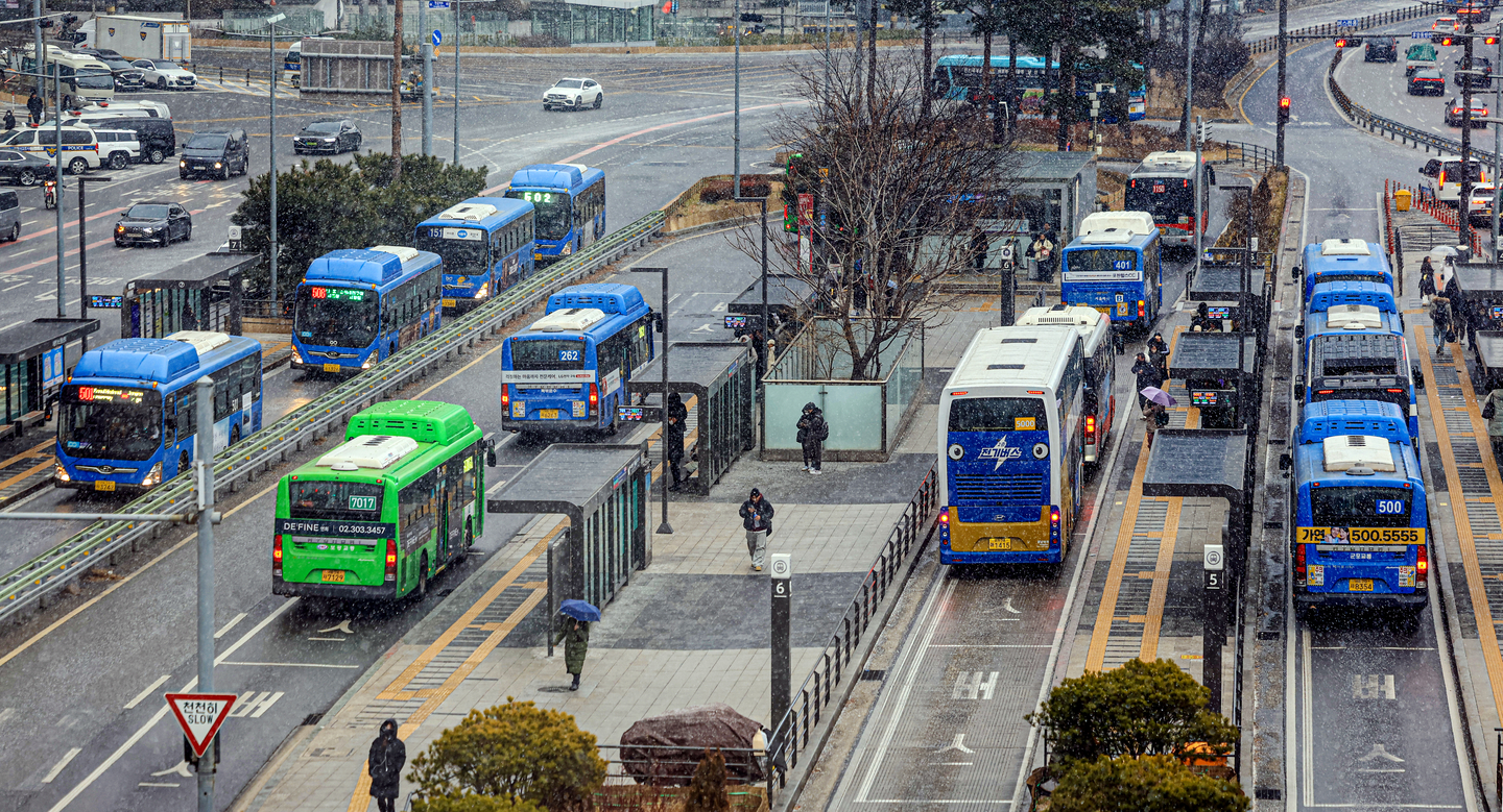 Buses operate at the Seoul Station transfer center in Jung District, central Seoul, on Jan. 12, a day before the Seoul city bus union launched a strike following the breakdown of wage talks. [NEWS1]