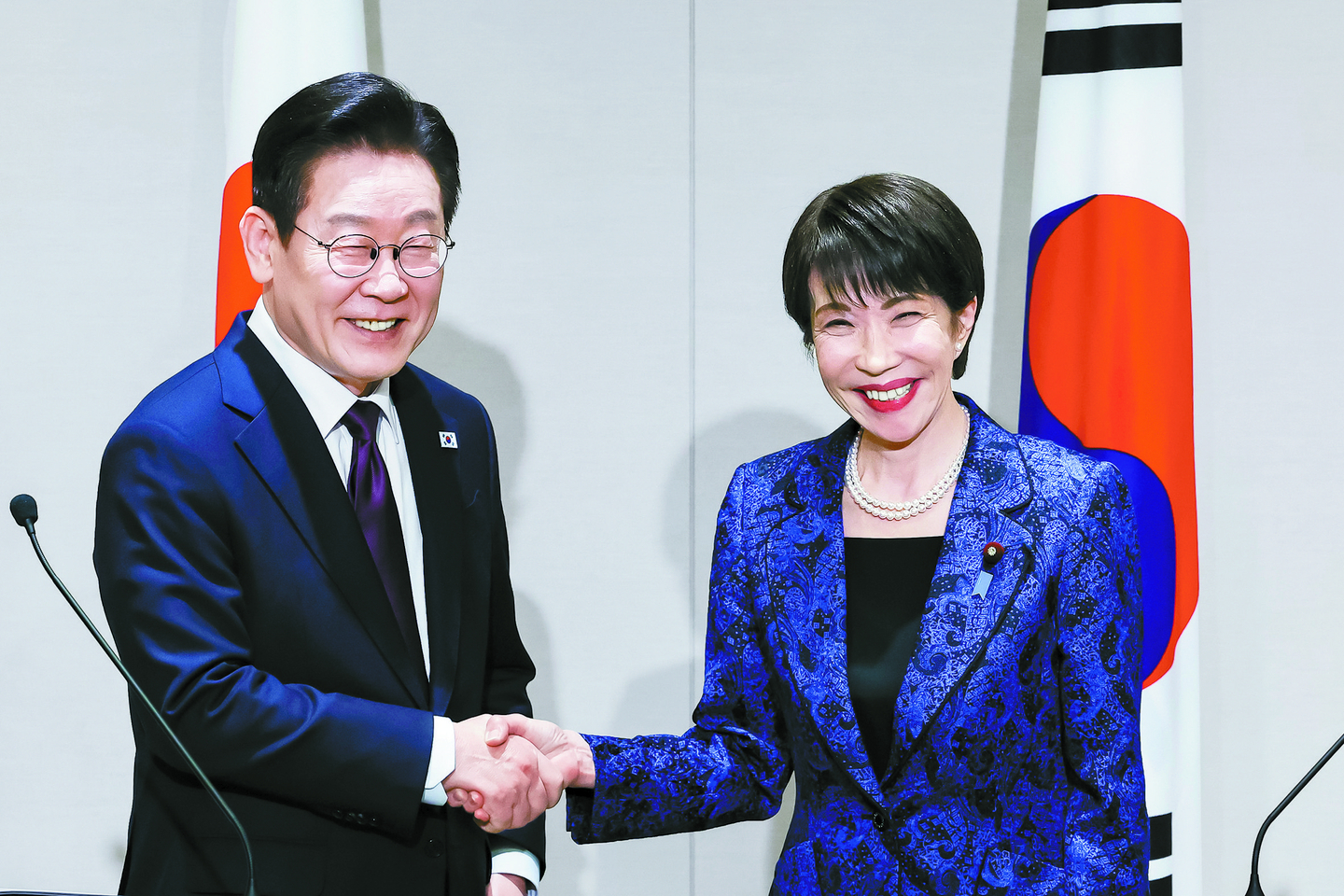 President Lee Jae Myung, left, and Japanese Prime Minister Sanae Takaichi shake hands after their summit in Nara, Japan, on Jan. 13. [JOINT PRESS CORPS]
