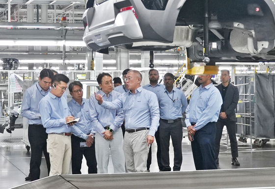 Hyundai Motor Group Executive Chair Euisun Chung, fifth from left, inspects Kia's Anantapur plant in central India on Jan. 12. [HYUNDAI MOTOR]