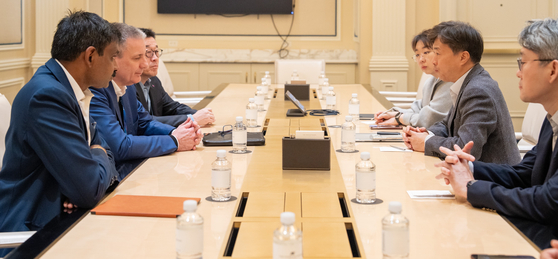 Kai Beckmann, second from left, CEO of the Electronics Business of Merck, holds a meeting with SK hynix executives for further cooperation in chips at CES 2026 in Las Vegas. [SK HYNIX]