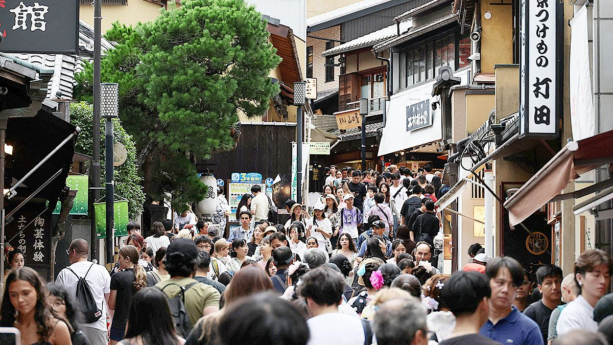 Visitors crowd a street leading to Kiyomizu Temple in Kyoto, Japan, on July 18, 2025. [REUTERS/YONHAP]