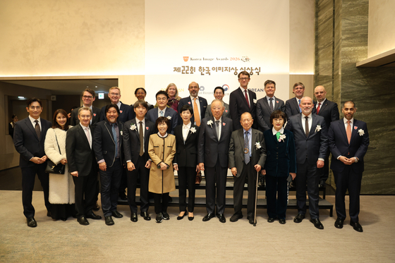 The Black Label CEO Jeong Kyung-in, eighth from the right in the front row; Corea Image Communication Institute President Choi Jung-wha, seventh from the right in the front row; Samyang Foods Vice Chair Kim Jung-soo, sixth from the right in the front row; and VIP participants of the 22nd Korea Image Awards pose for a photo at The Westin Seoul Parnas in southern Seoul on Jan. 15. [COREA IMAGE COMMUNICATION INSTITUTE]