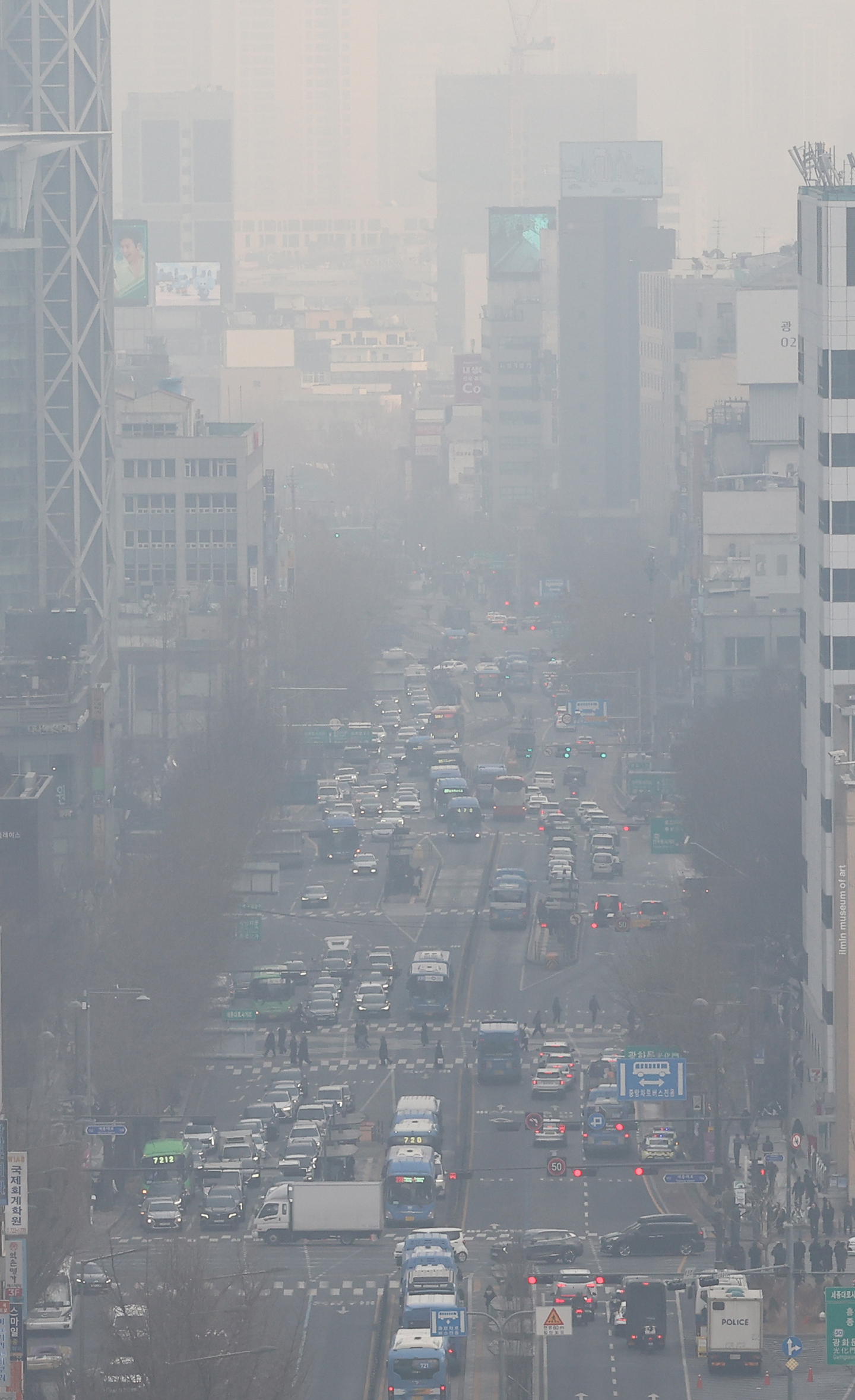 Haze covers the city skyline in Jongro District, central Seoul, on Jan. 15. Korea's air quality is expected to deteriorate nationwide through Jan.16 due to the influx of fine dust and yellow dust from abroad, with some areas likely to see ultrafine dust concentrations reach “very bad” levels.[YONHAP]