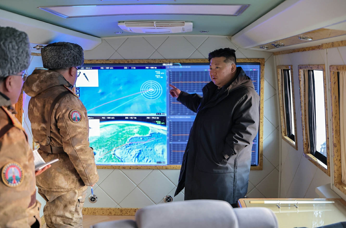 North Korean leader Kim Jong-un watches the launch of the Hwasong-11E hypersonic missile in this photo released by the state media Korean Central News Agency (KCNA) on Jan. 4. [NEWS1]