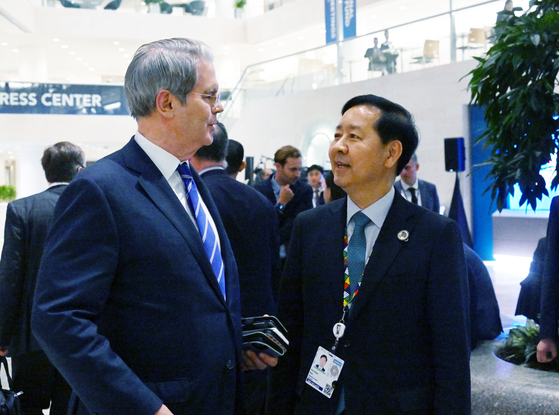 Finance Minister Koo Yun-cheol, right, speaks with U.S. Treasury Secretary Scott Bessent during a meeting on the sidelines of a Group of 20 finance ministers gathering at the International Monetary Fund headquarters in Washington on Oct. 15, 2025. [MINISTRY OF ECONOMY AND FINANCE]