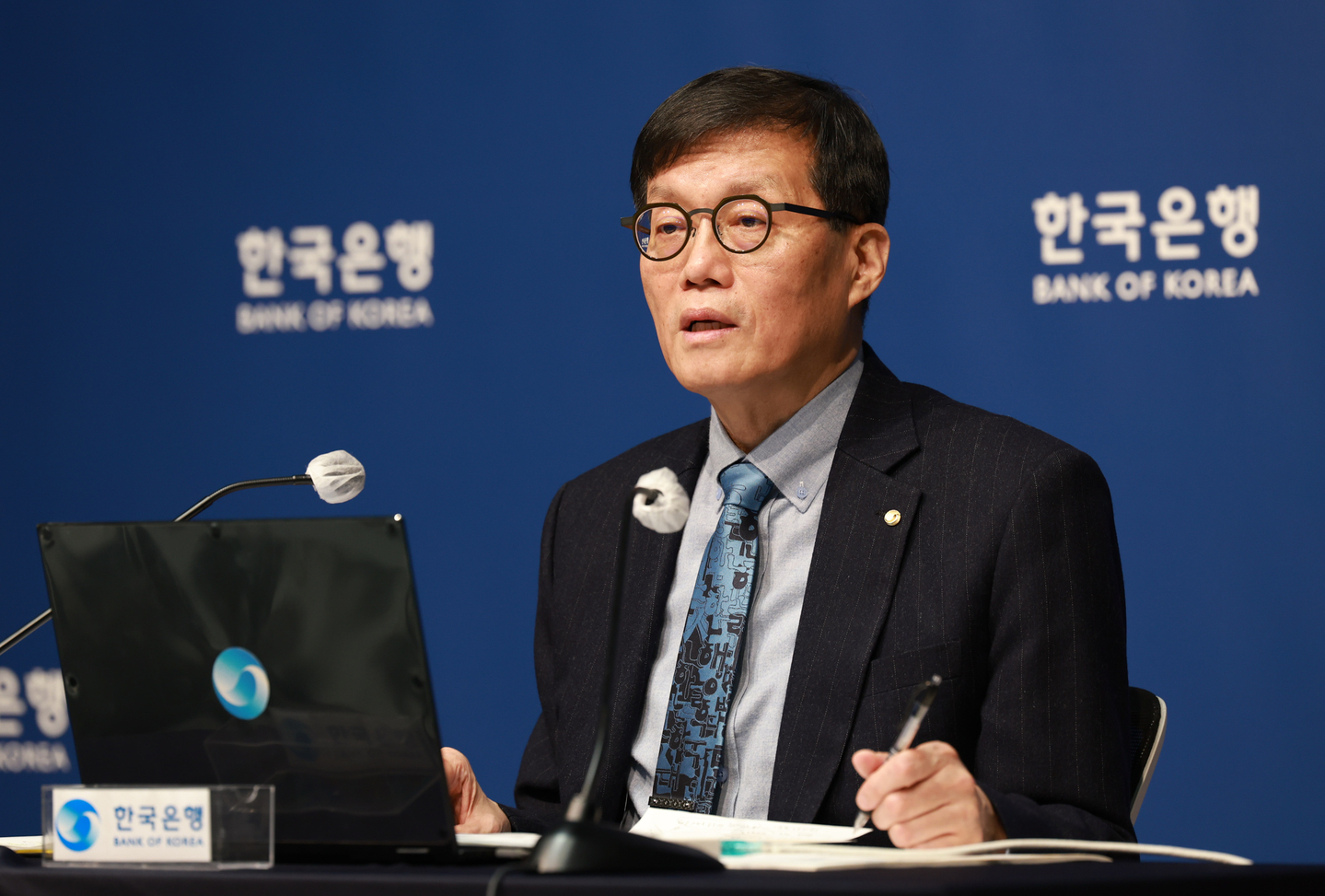 Bank of Korea Gov. Rhee Chang-yong speaks at a press conference held at the bank in central Seoul on Jan. 15, following the day’s Monetary Policy Board meeting. The board kept the policy rate steady at 2.50 percent, in line with market expectations. [BANK OF KOREA]