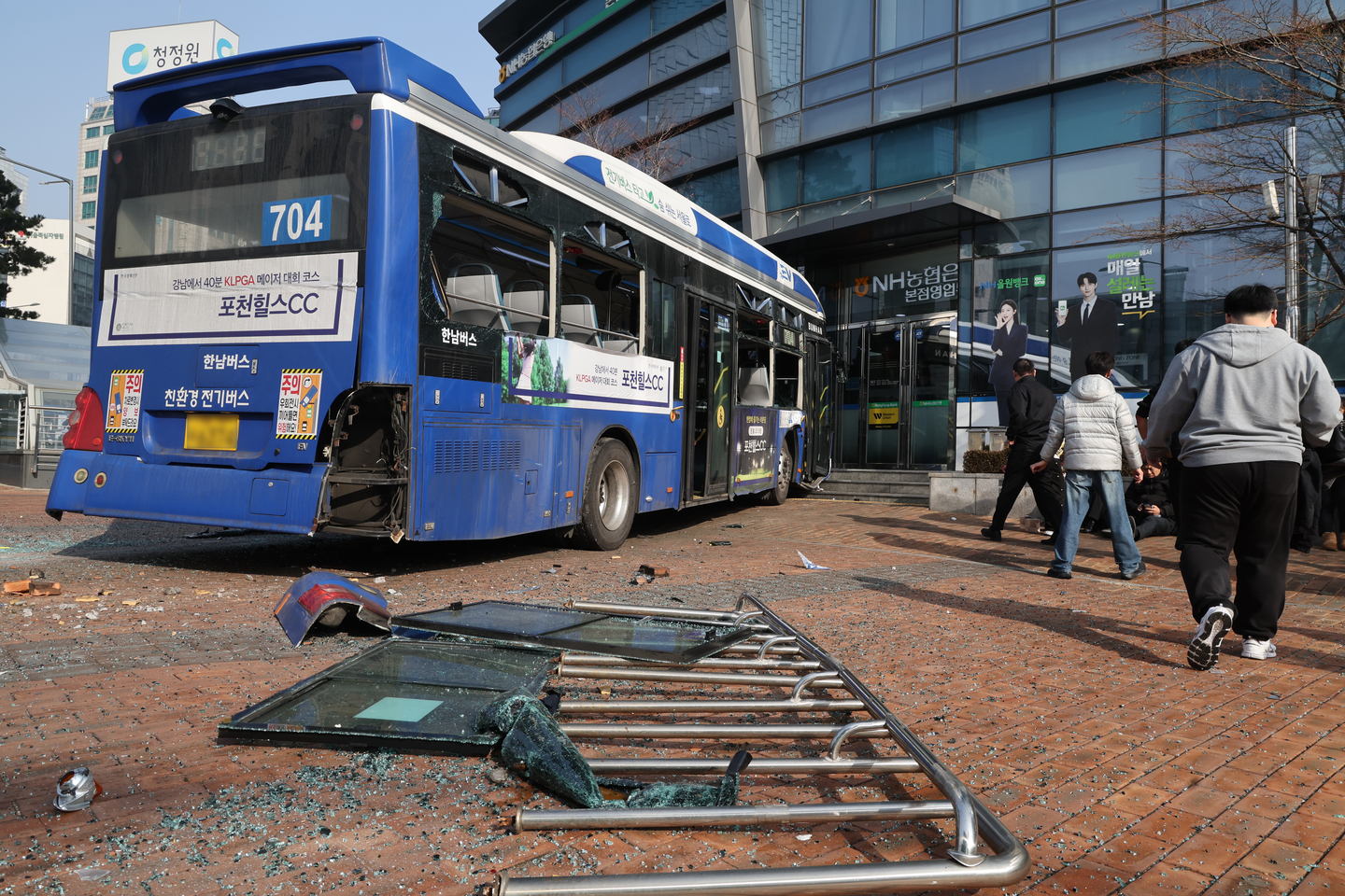 A city bus is seen crashed into an NH NongHyup building near Seodaemun Station in western Seoul on Jan. 16. [NEWS1]