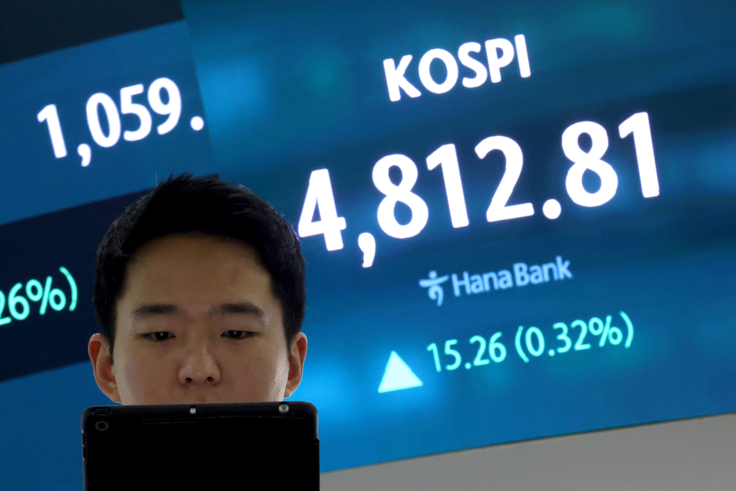 A screen in Hana Bank's trading room in central Seoul shows the Kospi trading above the 4,800 mark on Jan. 16, 2026. [NEWS1]