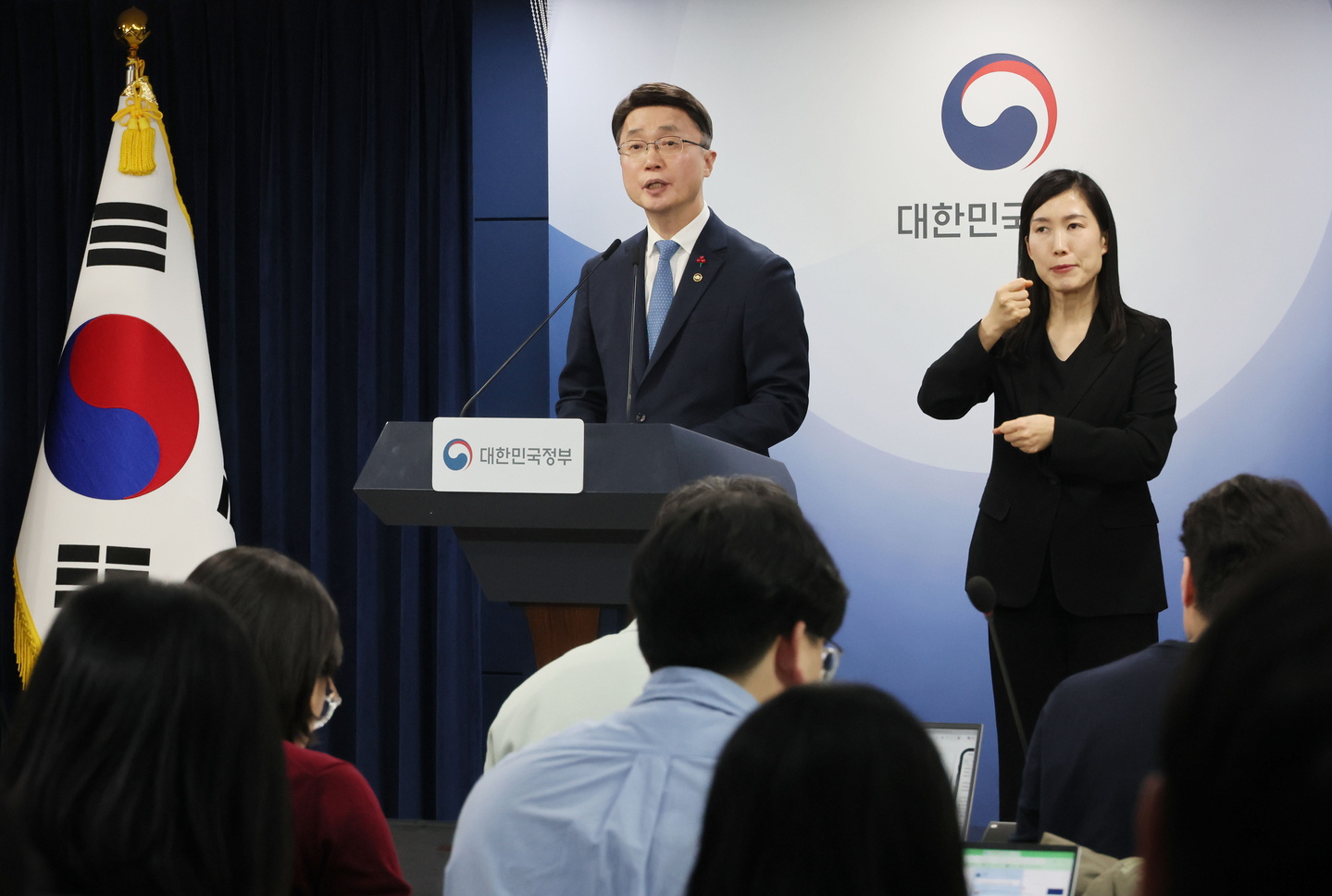 Ryu Je-myung, second vice minister of science and ICT, announces the results of the first-stage evaluation of the government-led Proprietary AI Foundation Model project at the government complex in in Jongno District, central Seoul, on Jan. 15. [YONHAP]