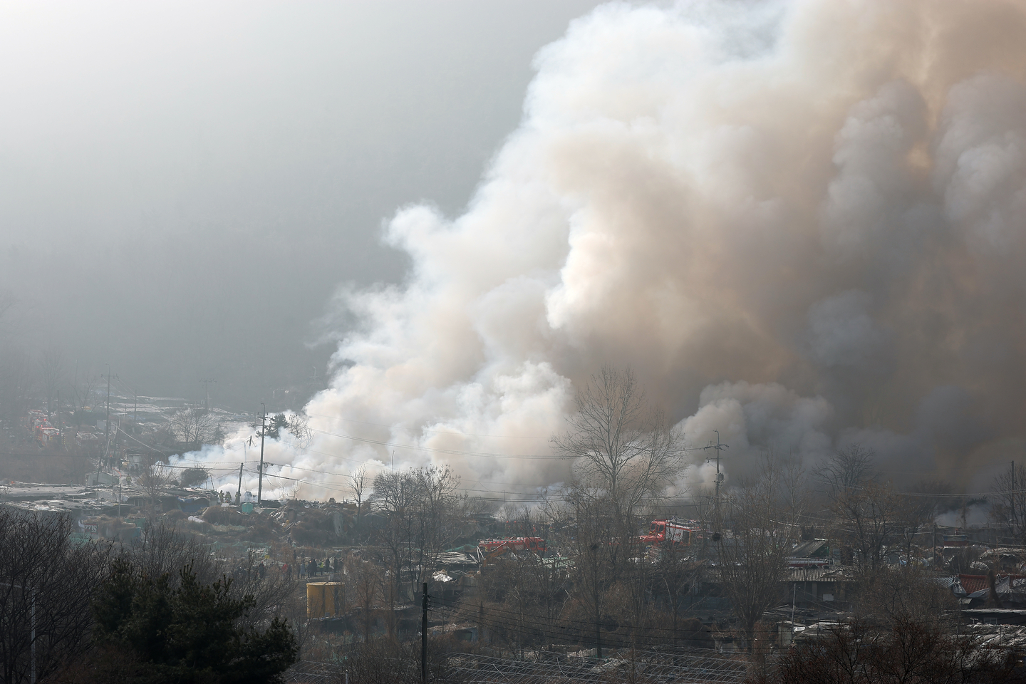 Smoke billows up from a fire that broke out at Guryong Village, Gaepo-dong, Gangnam District, southern Seoul, on Jan. 16. [YONHAP]