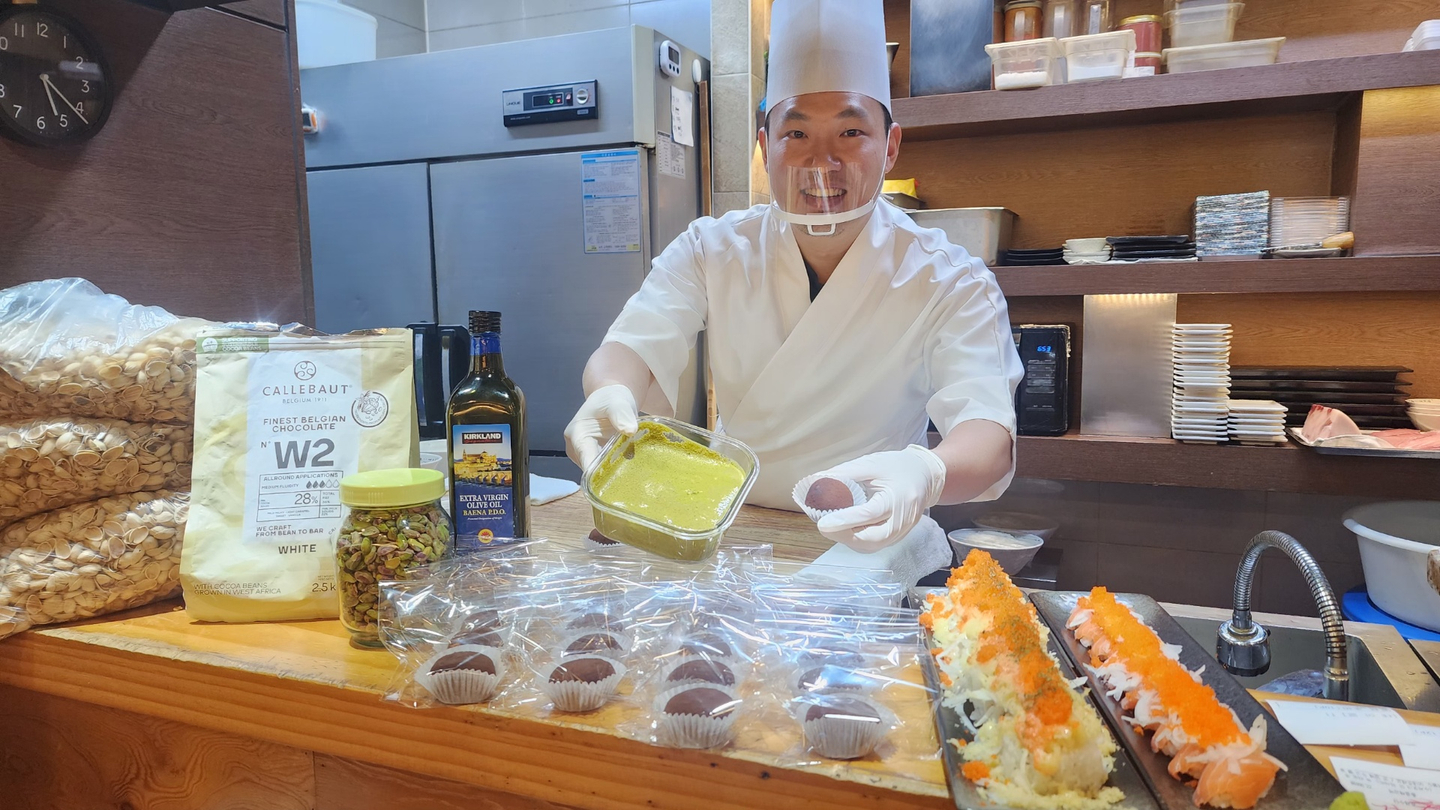 Park Sang-beom, who operates a sushi restaurant in Yangcheon District, western Seoul, shows a pistachio spread he made himself and some Dubai chewy cookies on Jan. 13. Park said his monthly sales rose more than 30 percent after adding the dessert. [COURTESY OF PARK]