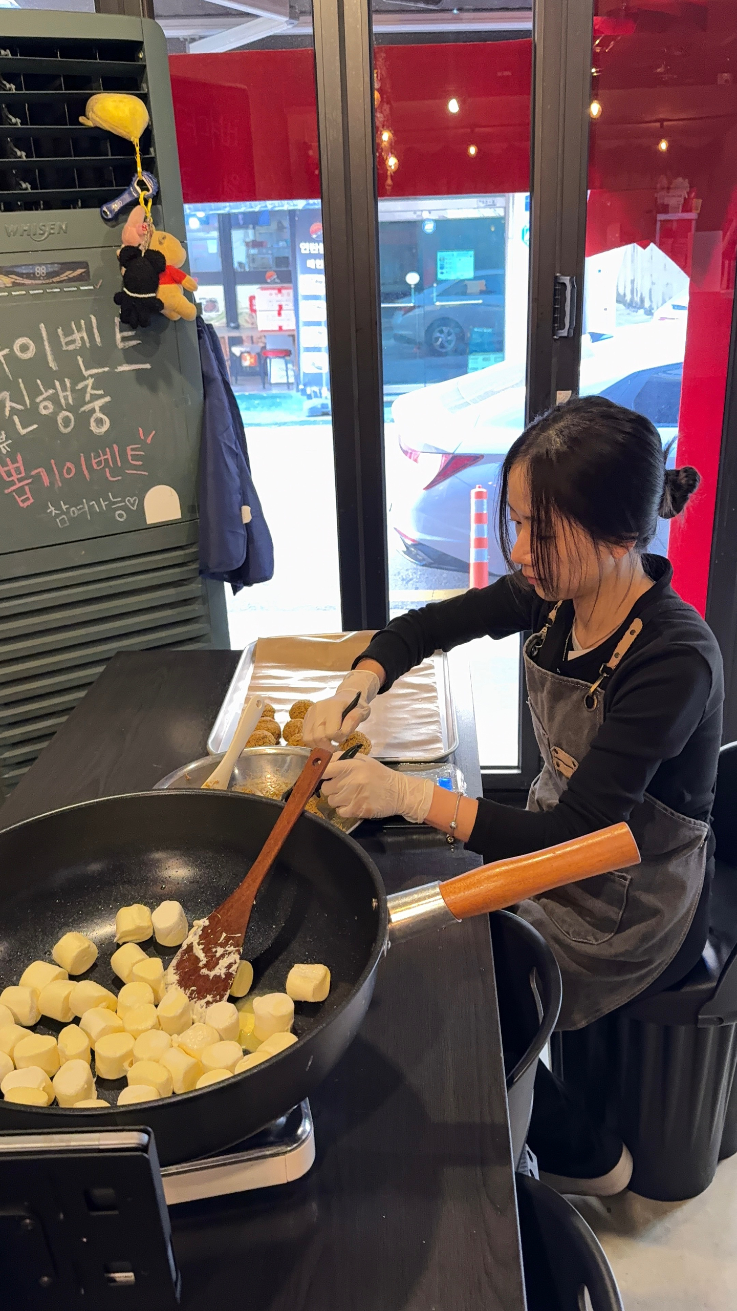 Cho Eun-byeol, who runs a pork rib restaurant in Gangseo District, western Seoul, prepares Dubai chewy cookies before opening her shop on Jan. 7. [COURTESY OF CHO]