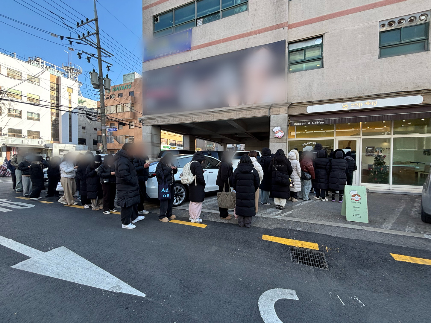 About 50 people wait outside a Dubai chewy cookie cafe in Seongsu-dong, eastern Seoul, ahead of its opening on Jan. 10. [RYU HYO-RIM]