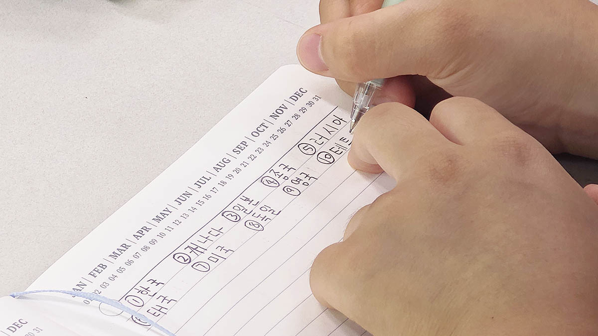 Li Jingqian, an 18-year-old Chinese national who entered Korea last year, takes a vocabulary test at the Ansan Global Youth Center in Gyeonggi. She misspelled the Korean word for ″China.″ [LEE YOUNG-KEUN]