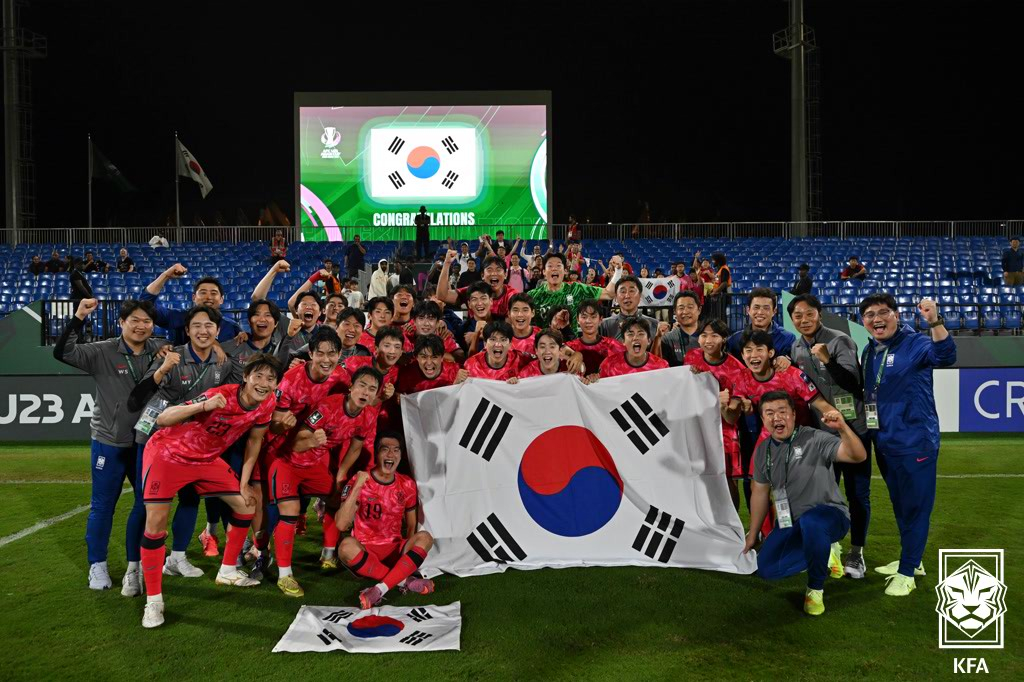 The Korean national team celebrates winning the AFC U-23 Asian Cup quarterfinal against Australia at King Abdullah Sports City Hall Stadium in Jeddah, Saudi Arabia on Jan. 17. [NEWS1]