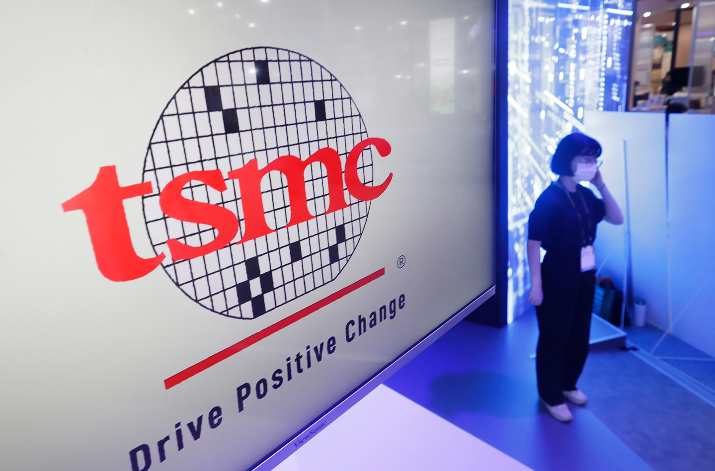This photo shows the logo of Taiwan Semiconductor Manufacturing Company (TSMC) during the Taiwan Innotech Expo at the World Trade Center in Taipei, Taiwan, Oct. 14, 2022. [AP/YONHAP]