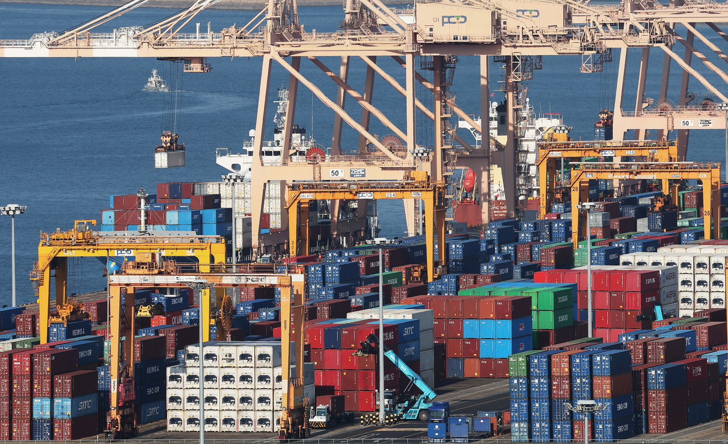 Containers ready for export are piled up at a port in Pyeongtaek, Gyeonggi, on Jan. 14. [YONHAP]