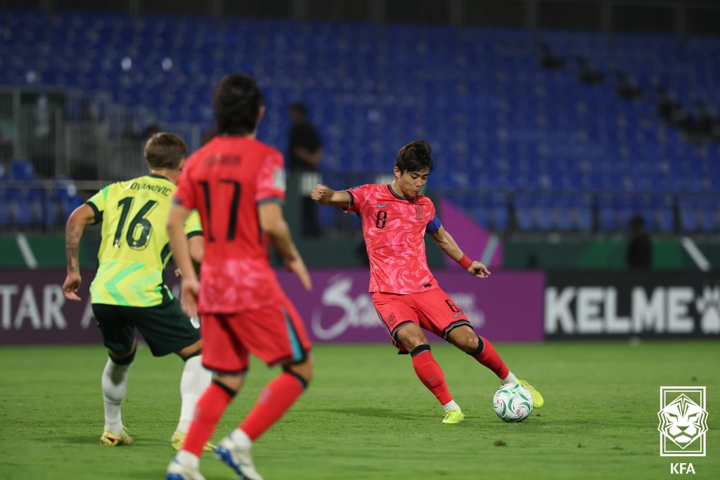 Korea's Kim Dong-jin passes the ball during the AFC U-23 Asian Cup quarterfinal against Australia at King Abdullah Sports City Hall Stadium in Jeddah, Saudi Arabia on Jan. 17. [NEWS1]