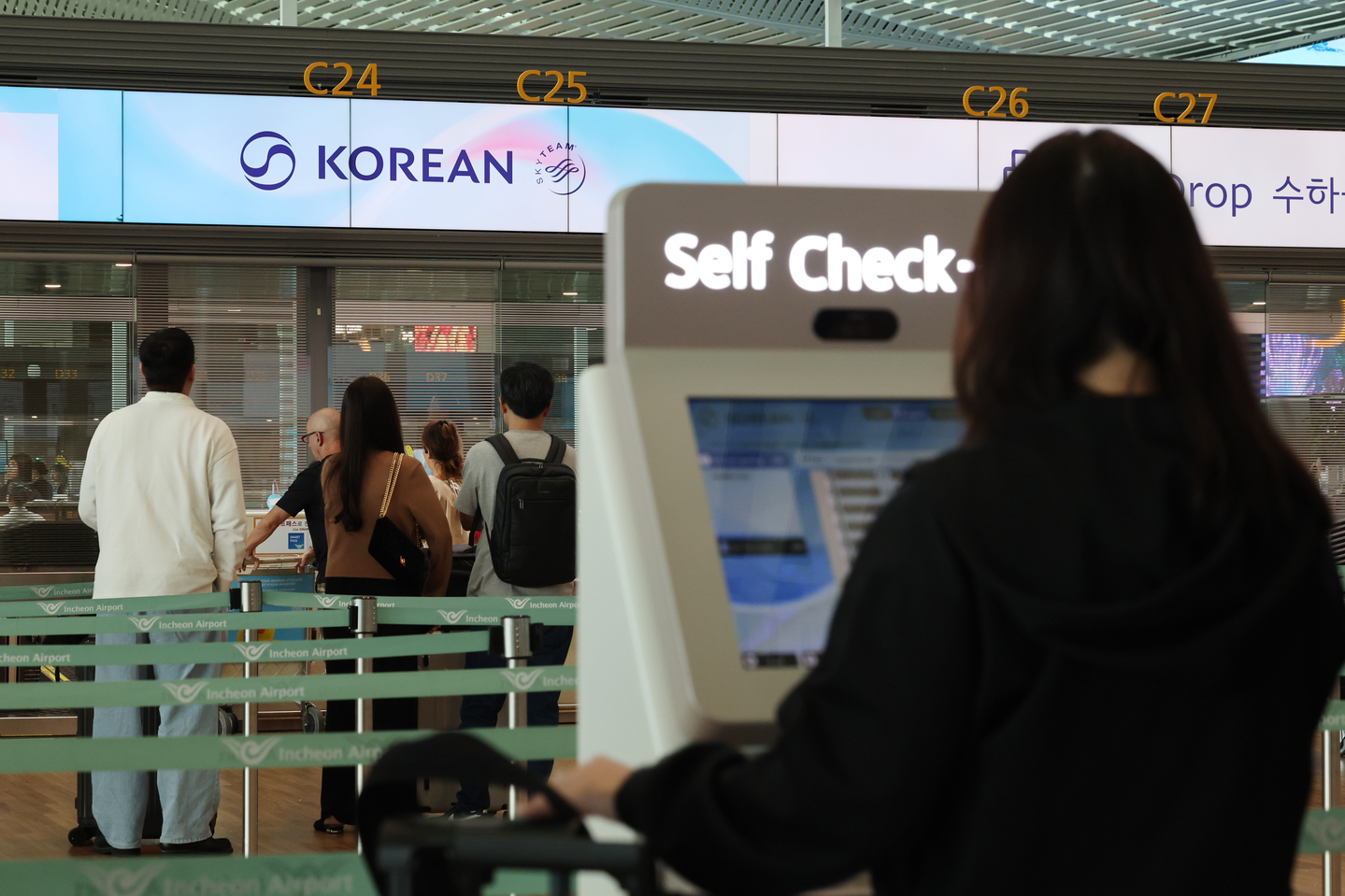 Passengers check in at Korean Air's counter at International Airport's Terminal 2 on Sept. 30, 2025. [YONHAP]