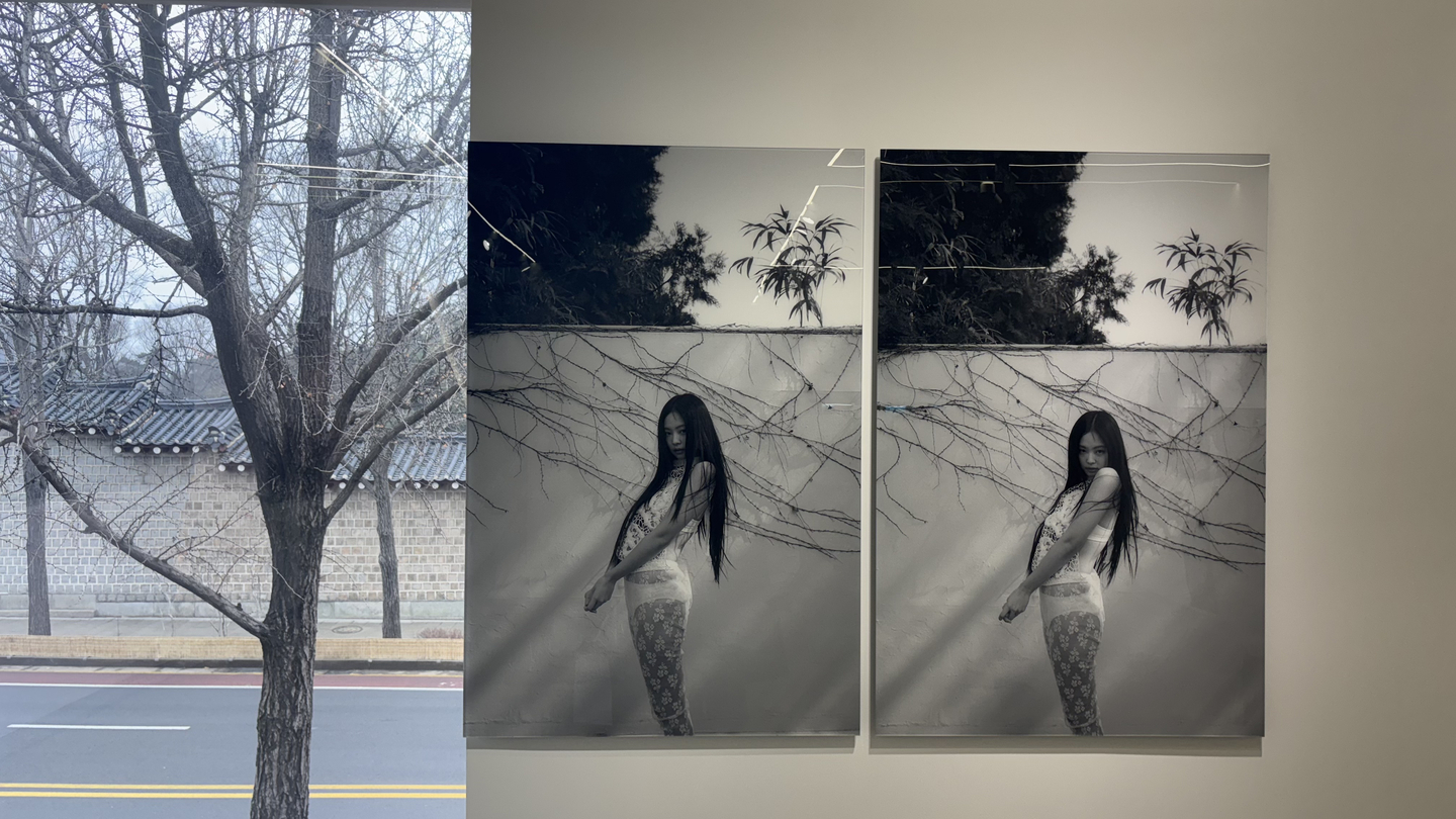 Photos are displayed on the second floor of singer Jennie’s first photo exhibition, "J2NNI5," at Youthquake in Jongno District, central Seoul, on Jan. 16, the opening day of the two-week exhibition. The show features images taken when Jennie was 25 and runs through Jan. 29 to mark her 30th birthday. [KIM MYEONG-JI]