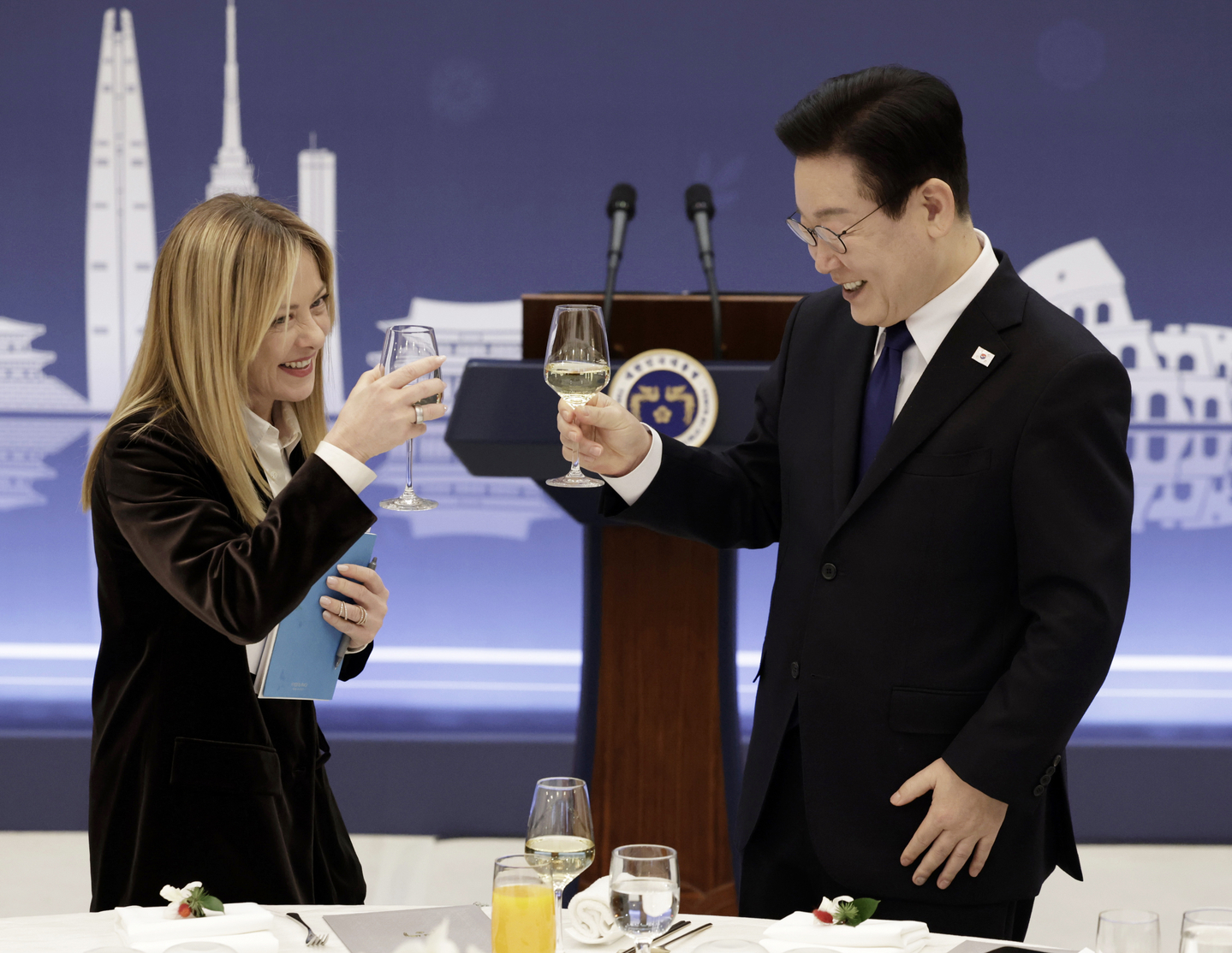 President Lee Jae Myung, right, toasts Italian Prime Minister Giorgia Meloni at an official luncheon at the Blue House in central Seoul on Jan. 19 after their bilateral summit. [JOINT PRESS CORPS]