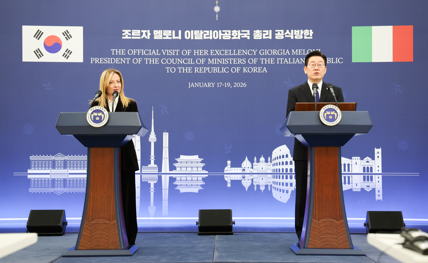 President Lee Jae Myung, right, and Italian Prime Minister Giorgia Meloni give a joint press briefing at the Blue House in central Seoul on Jan. 19 after their bilateral summit. [JOINT PRESS CORPS]