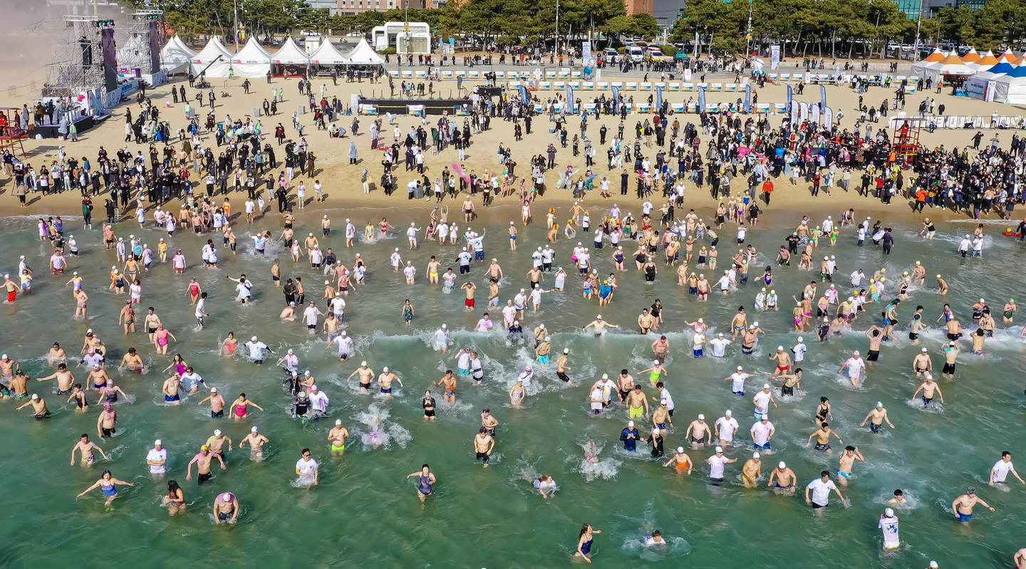 Braving the icy waters of Haeundae Beach, over 2,000 participants plunge into the sea during the 39th Annual Haeundae Polar Bear Festival in Busan on Jan. 18. A total of 12,000 people joined this year's unique winter event. [YONHAP]