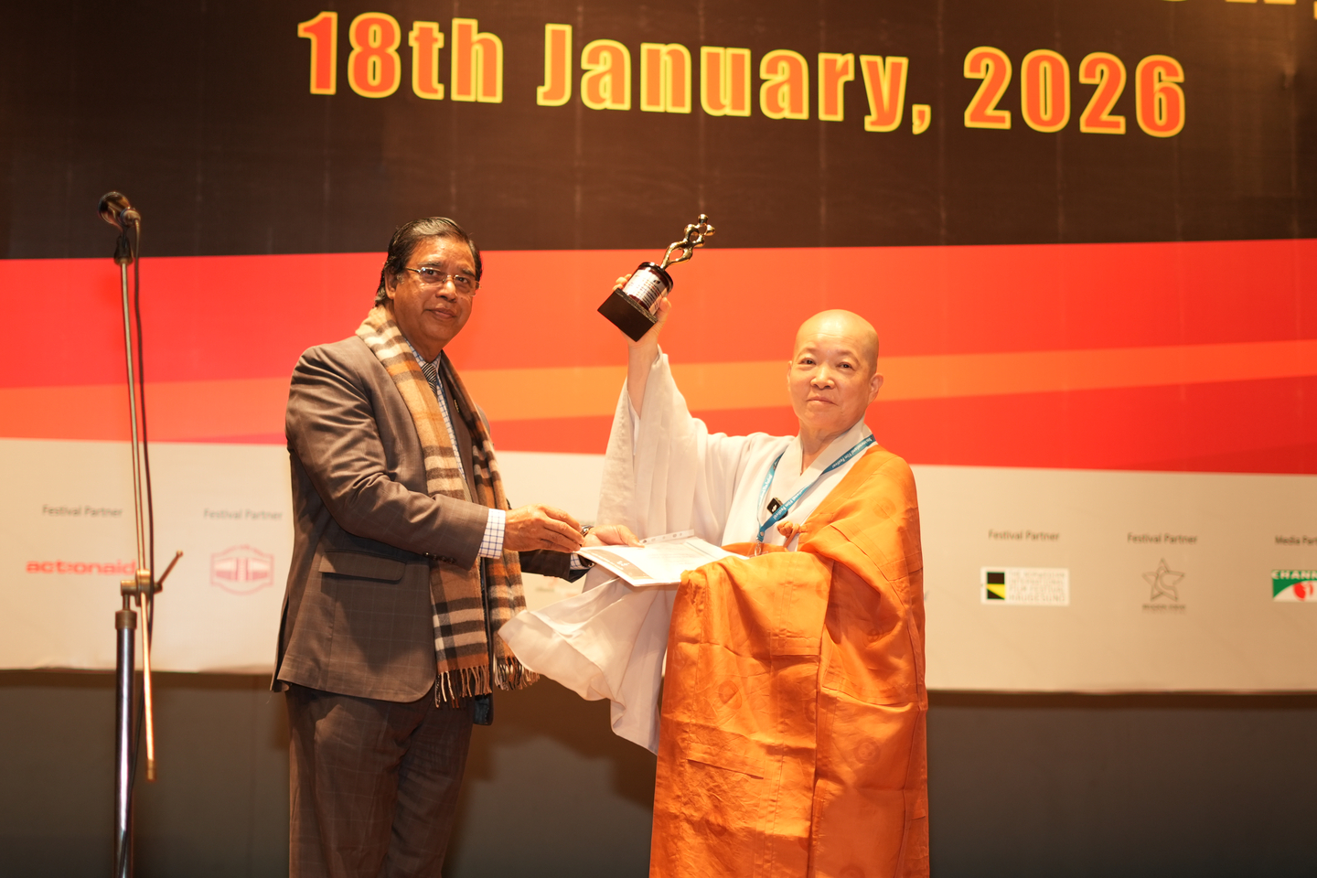 Buddhist monk and filmmaker Daehae, right, receives the Best Fiction Film award at the Dhaka International Film Festival on Jan. 18 during the closing ceremony of the 24th Dhaka International Film Festival in Bangladesh. [JOONGANG ILBO] 
