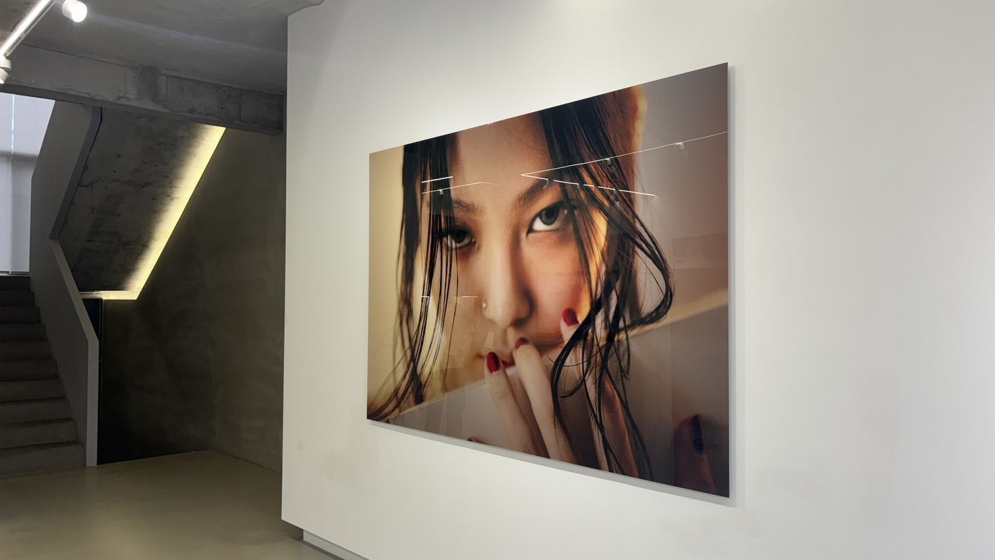 Photos are displayed on the second floor of singer Jennie’s first photo exhibition, "J2NNI5," at Youthquake in Jongno District, central Seoul, on Jan. 16, the opening day of the two-week exhibition. The show features images taken when Jennie was 25 and runs through Jan. 29 to mark her 30th birthday. [KIM MYEONG-JI]