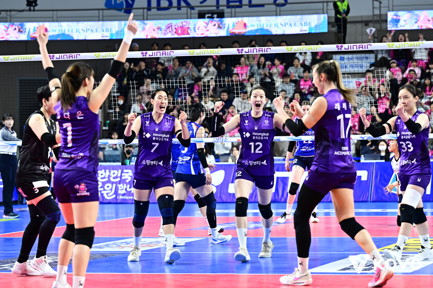 Heungkuk Life Insurance Pink Spiders' players celebrate after scoring a point. [KOVO]