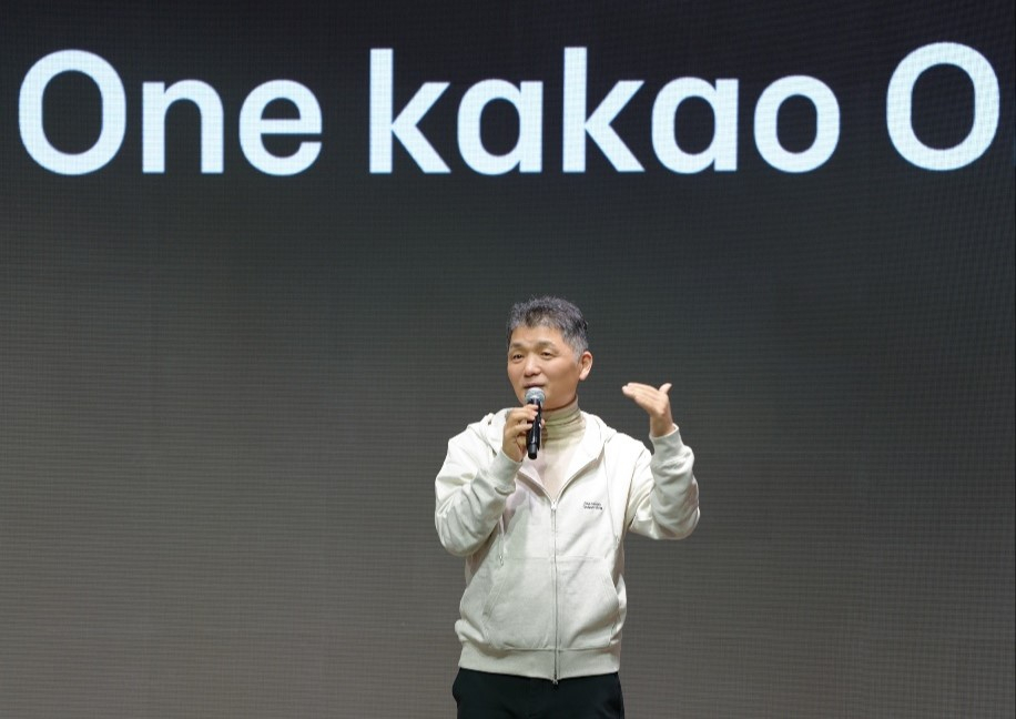 Kim Beom-su, founder of tech giant Kakao, speaks at a company training session for new employees at the company's AI Campus in Yongin, Gyeonggi, on Jan. 15. [KAKAO]