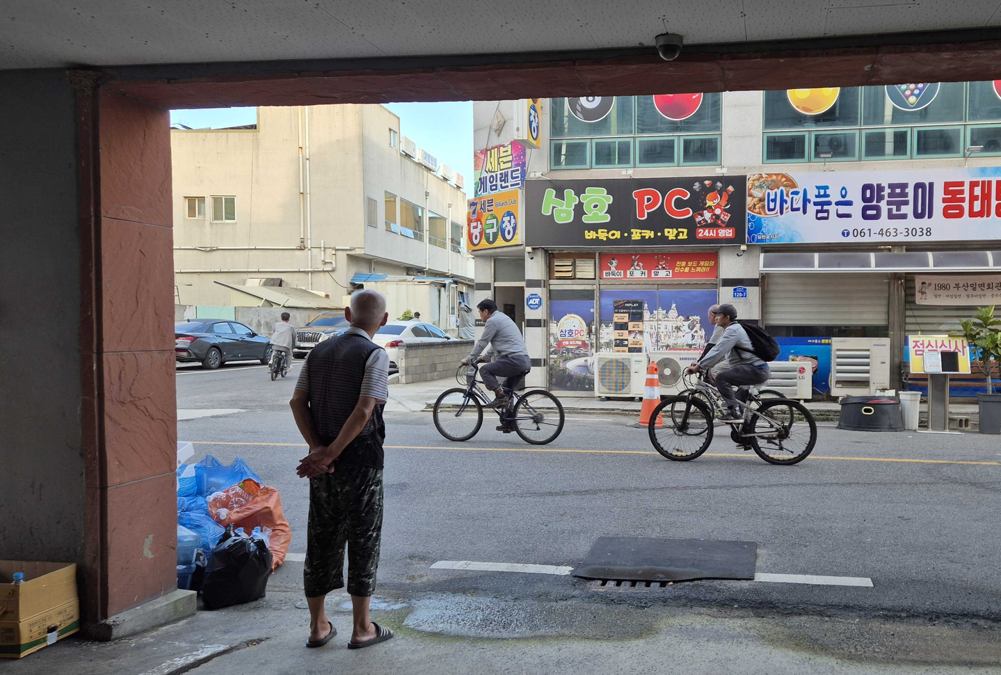 Park Chan-su, 79, looks on as a tenant of his building leaves for work in Yeongam County, South Jeolla. [JUN YUL]