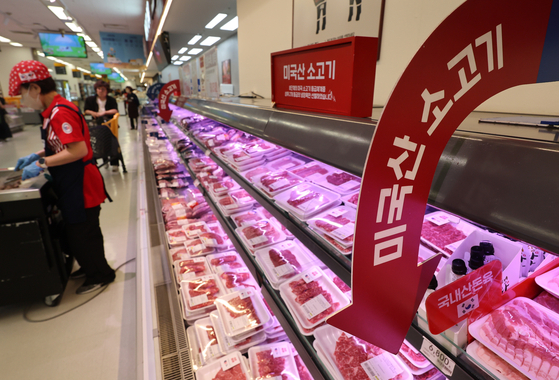 A display of American beef is seen at a grocery store in downtown Seoul on July 23, 2025. [YONHAP] 