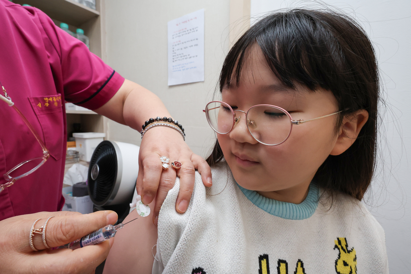 A child receives a flu vaccination at an otolaryngology clinic in Seodaemun District, western Seoul, on Oct. 22, 2025, as a nationwide influenza alert remains in effect. [YONHAP]