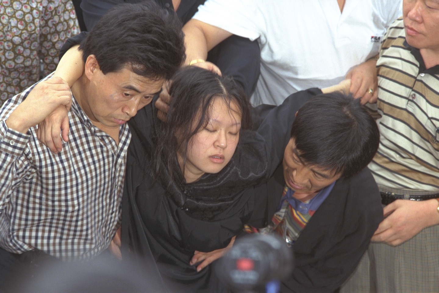 Police drag Jeon Hyeon-ju, the kidnapper and killer of Park Na-ri, 8, to Seocho Police Station in southern Seoul on Sept. 12, 1997.[JOONANG ILBO] 