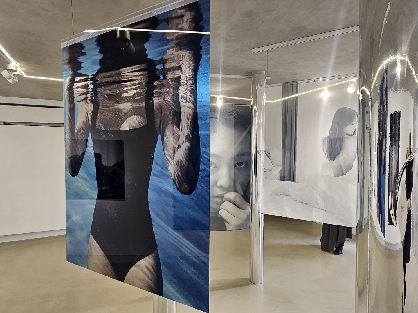 Pictured is the third floor of singer Jennie’s first photo exhibition, "J2NNI5," at Youthquake in Jongno District, central Seoul, on Jan. 16, the opening day of the two-week exhibition. The show features images taken when Jennie was 25 and runs through Jan. 29 to mark her 30th birthday. [SHIN HA-NEE]