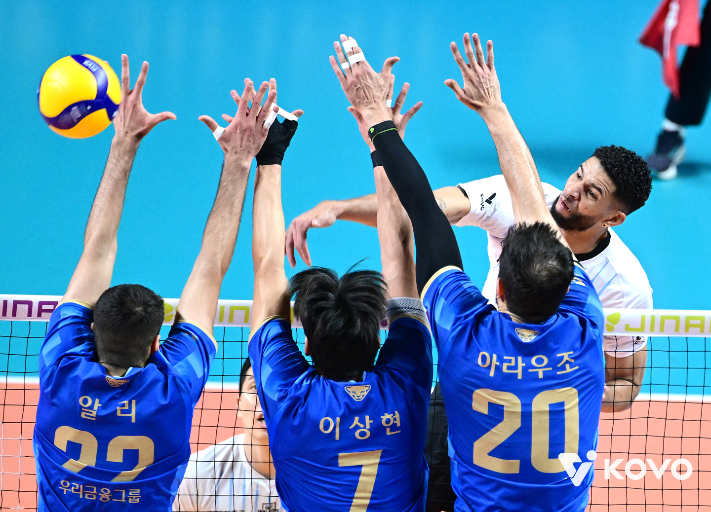 Leonardo Leyva of the Cheonan Hyundai Capital Skywalkers, far right, spikes the ball past a three-man block by players of the Seoul Woori Card Woori Won. [KOVO]