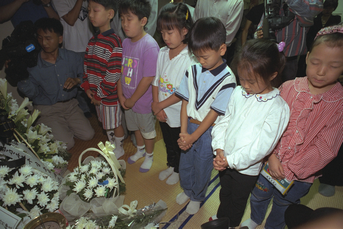 Friends of 8-year-old Park Na-ri pay silent tribute during her funeral at a hospital in Seoul on Sept. 13, 1997. [JOONANG ILBO] 